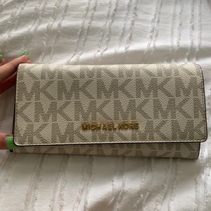 MICHEAL KORS WALLET PERFECT CONDITION